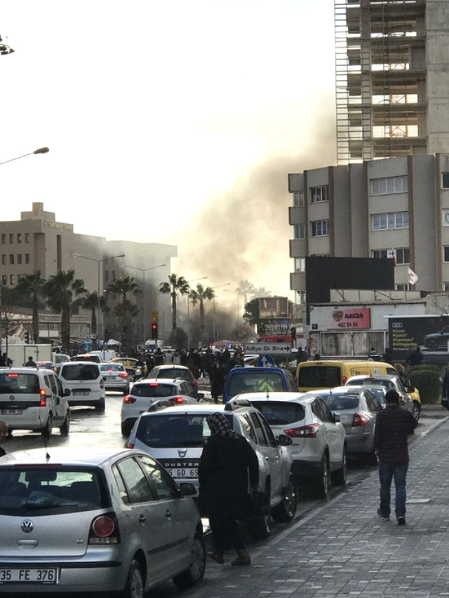 Son Dakika Haberi... İzmir Adliyesi yakınında patlama ( İzmir'de patlama, şehitlerimizin kimlikleri belli oldu )